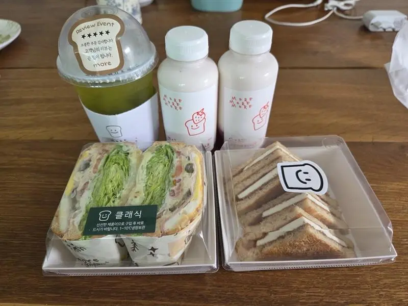 다양한 샌드위치와 음료