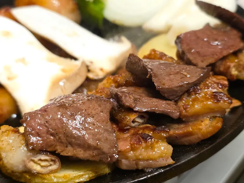 노릇하게 구워진 곱창과 염통의 환상적인 조합