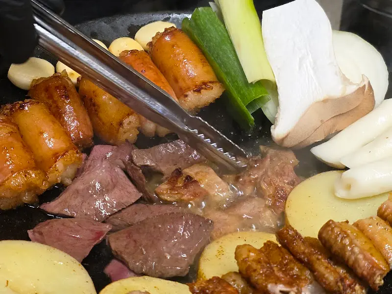 전문가의 손길로 구워지는 곱창의 향연