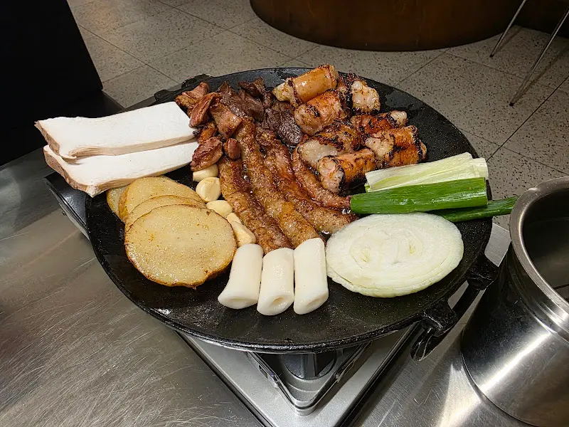 다채로운 구성으로 입맛을 돋우는 곱창 한 상