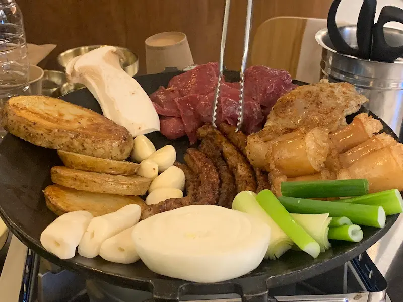 입안 가득 퍼지는 고소함, 옥계노루의 곱창 모듬