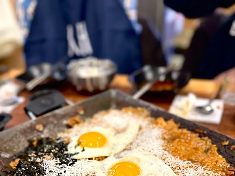 볶음밥 위에 계란 후라이