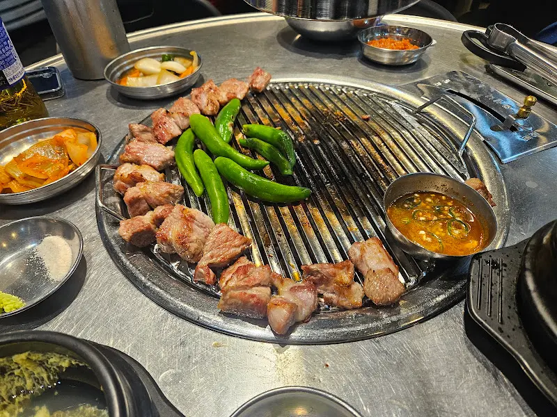 불판 위의 고기와 꽈리고추