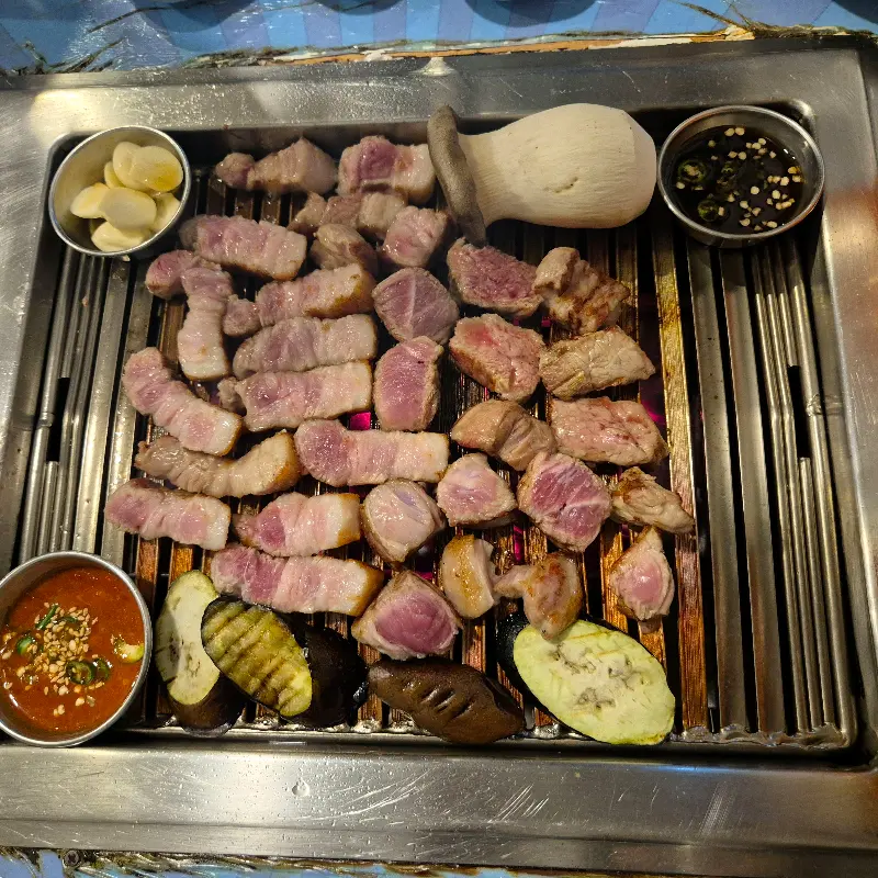 숯불 위에 구워지는 목살과 껍데기