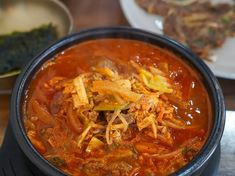 푸짐한 능이짬뽕묵밥 한 상 차림