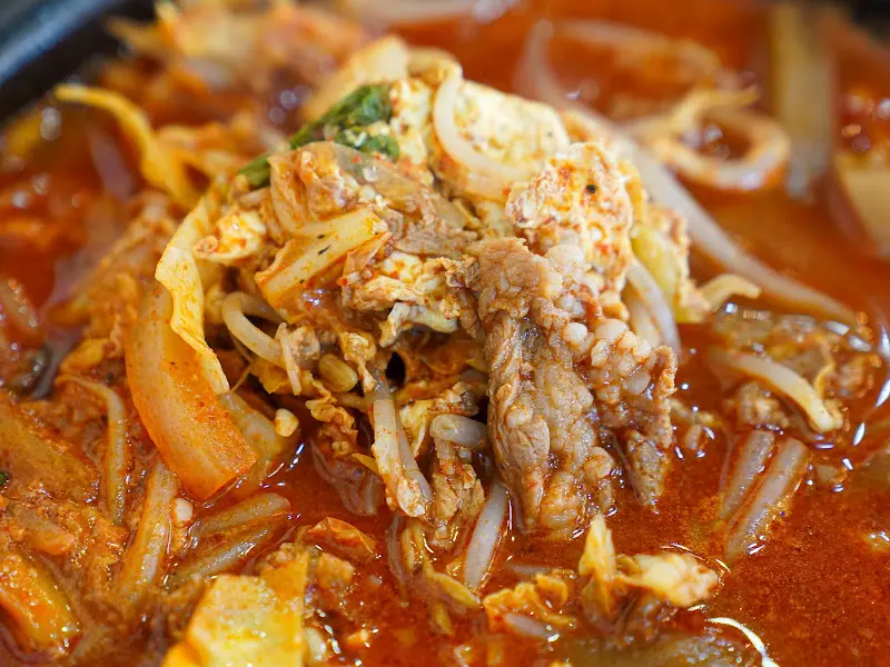 능이짬뽕묵밥의 푸짐한 건더기