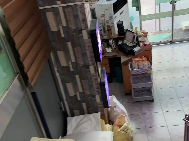 가게 앞 혼잡한 주차 환경