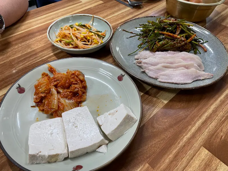 푸짐한 밑반찬 구성