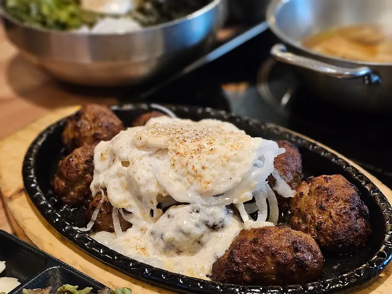 마늘 떡갈비와 곤드레 마늘 솥밥