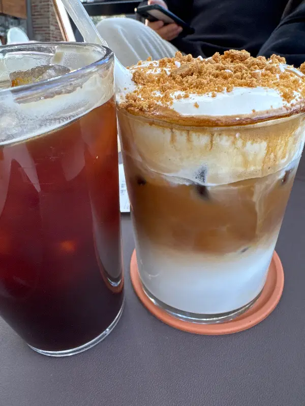 아메리카노와 라떼 음료 사진