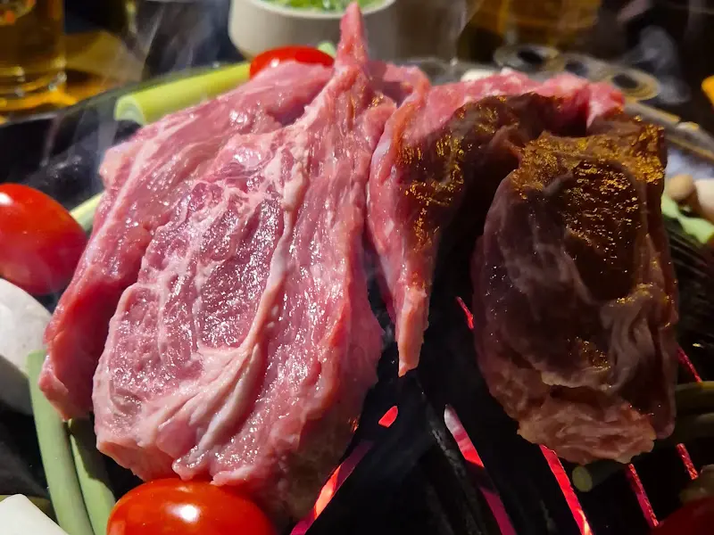 육즙 가득한 양갈비의 클로즈업