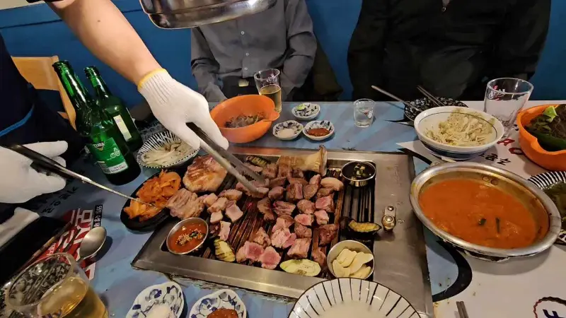 직원이 고기를 구워주는 모습