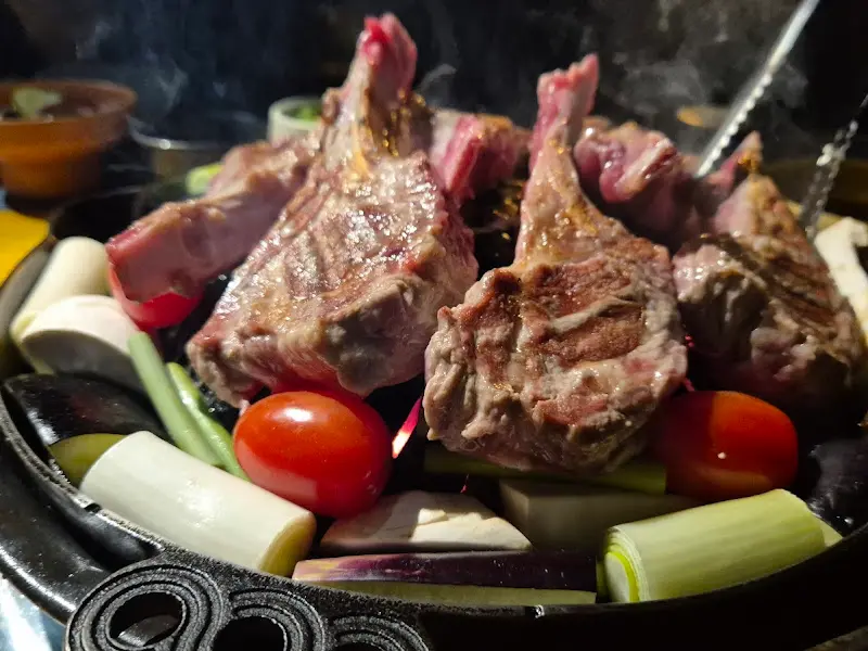 잘 구워진 양갈비와 채소들