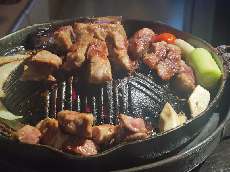 다양한 채소와 함께 구워지는 양고기