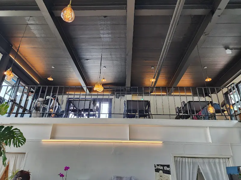 높은 천장과 조명이 인상적인 씨에르보 내부