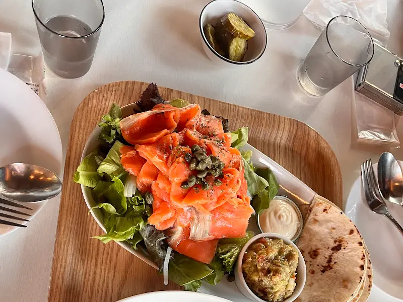 싱싱한 연어가 듬뿍 올라간 연어 샐러드