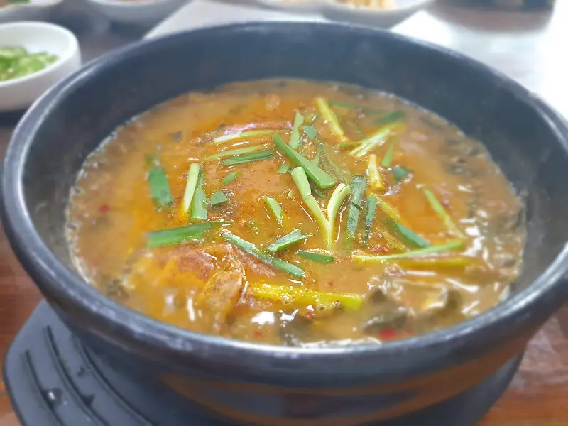 진한 국물이 인상적인 추어탕 클로즈업