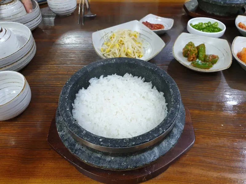 윤기가 흐르는 돌솥밥