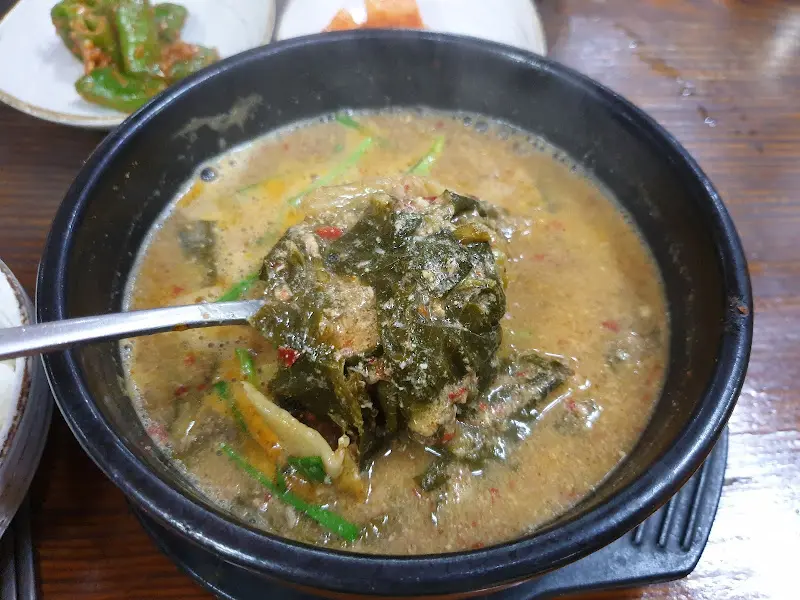 숟가락으로 추어탕 속 재료를 듬뿍 퍼올린 모습