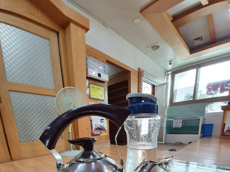 따뜻한 물이 담긴 주전자