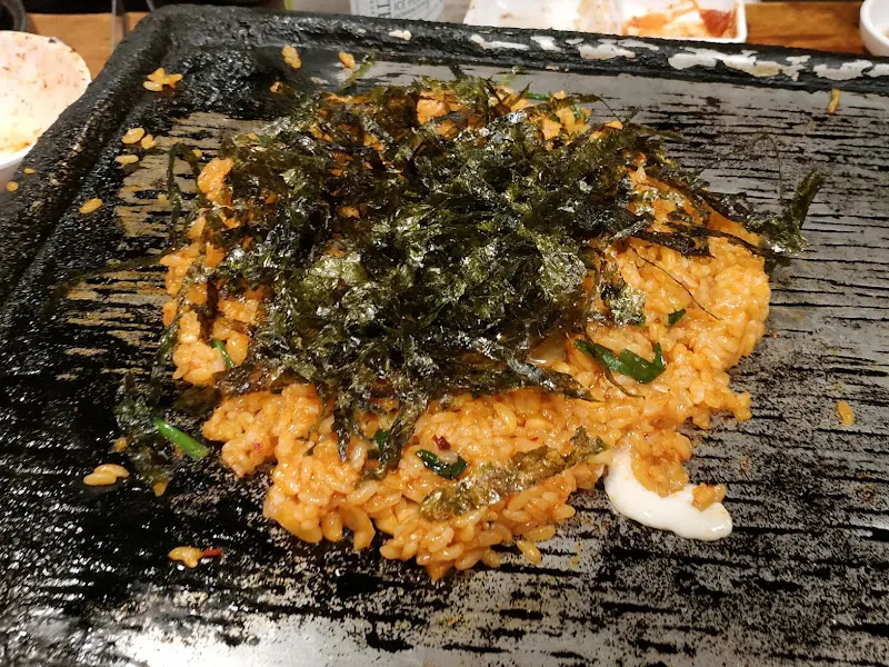 김 가루가 듬뿍 뿌려진 볶음밥