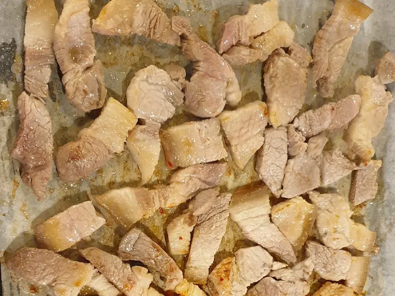 잘 익은 삼겹살 조각들