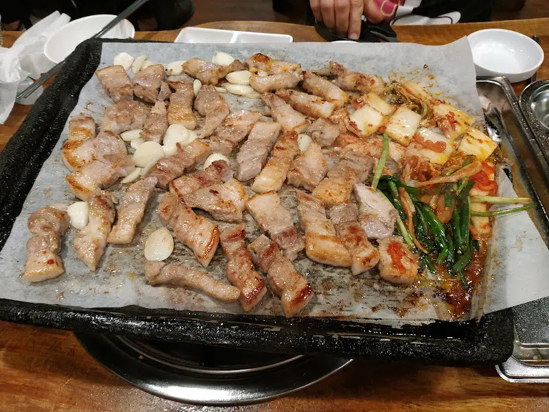 삼겹살, 김치, 마늘의 완벽한 조화