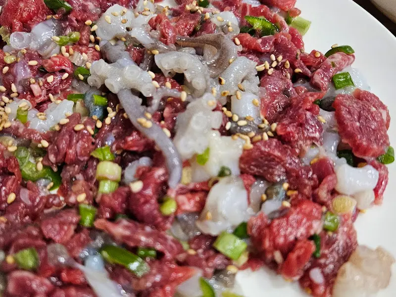 싱싱한 육회와 낙지가 조화롭게 어우러진 낙지 탕탕이