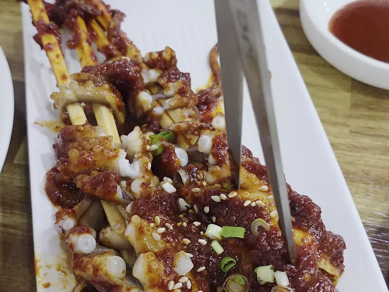 매콤달콤한 양념이 입맛을 돋우는 낙지호롱