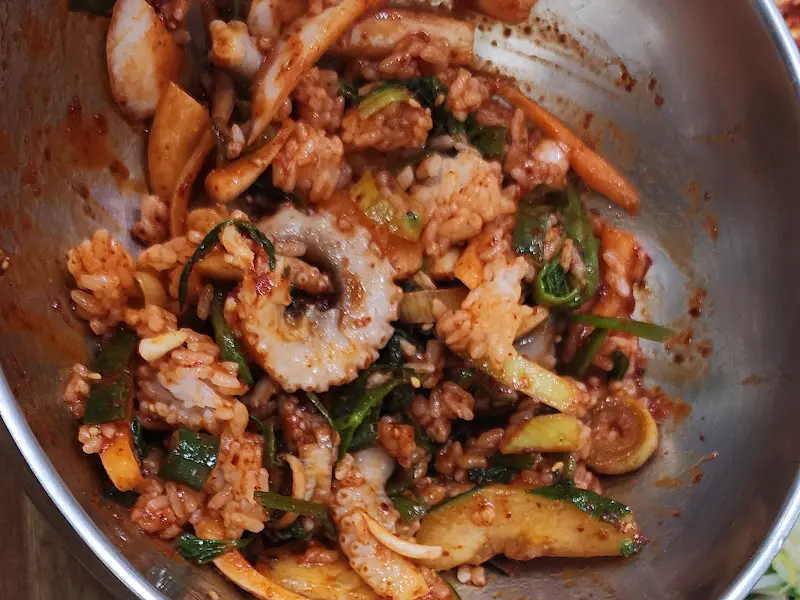 새콤달콤한 양념에 버무려진 낙지초무침