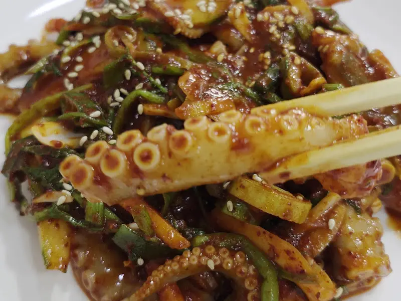 젓가락으로 집어 올린 낙지초무침