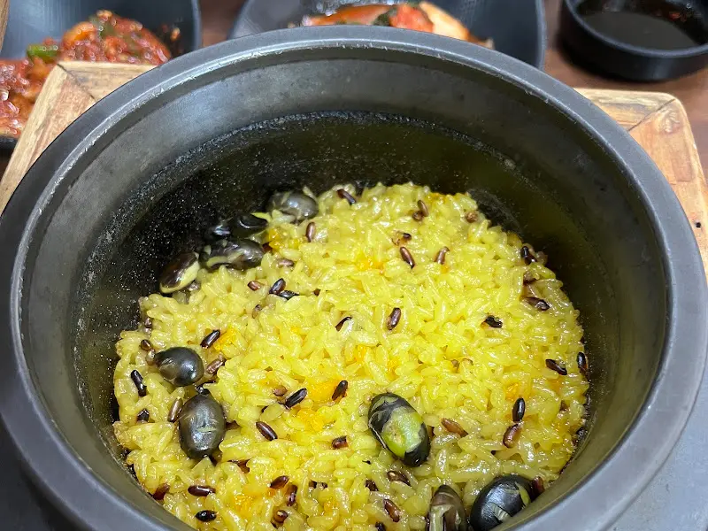 강황이 들어가 더욱 특별한 돌솥밥