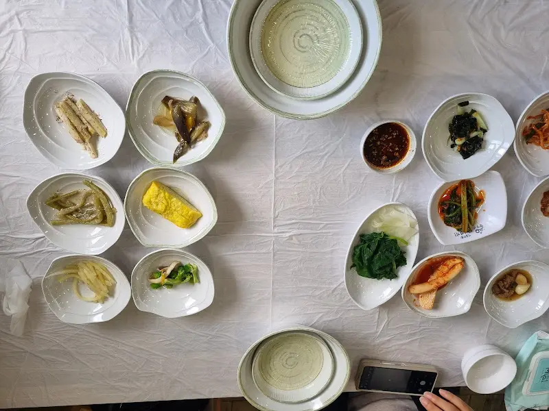 푸짐하게 차려진 반찬들