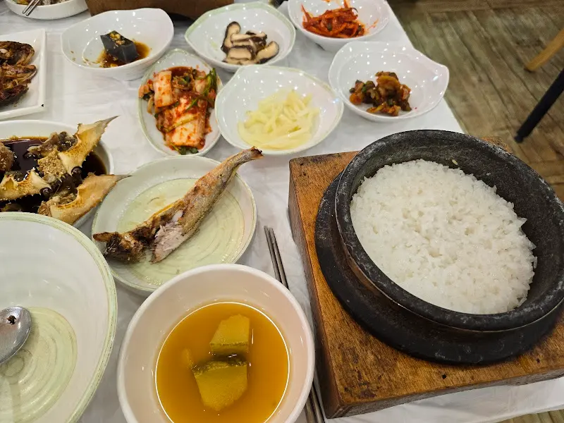 돌솥밥과 다양한 반찬