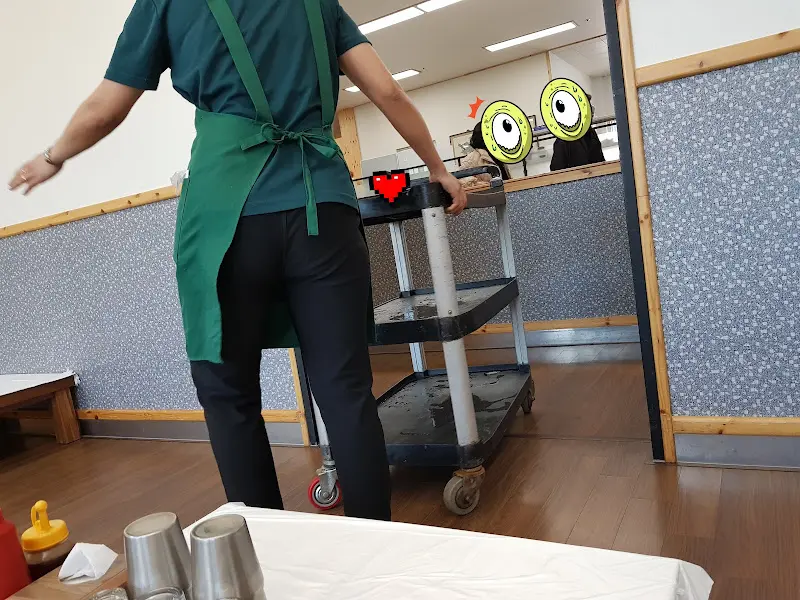 음식을 나르는 직원