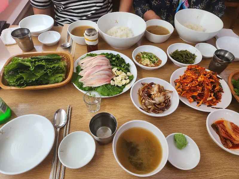 테이블 가득 차려진 한 상 차림