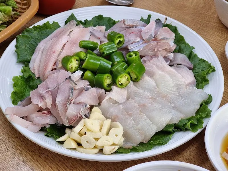 밴댕이 회와 고추, 마늘의 조합