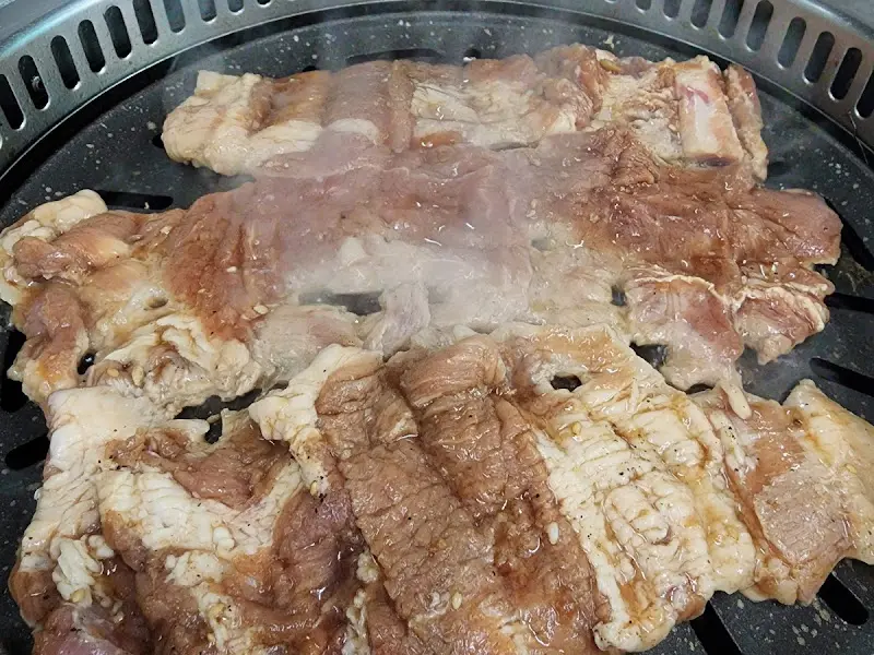 불판 위에서 익어가는 돼지갈비