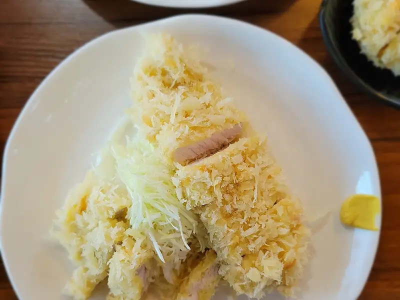 돈까스 한 상 차림