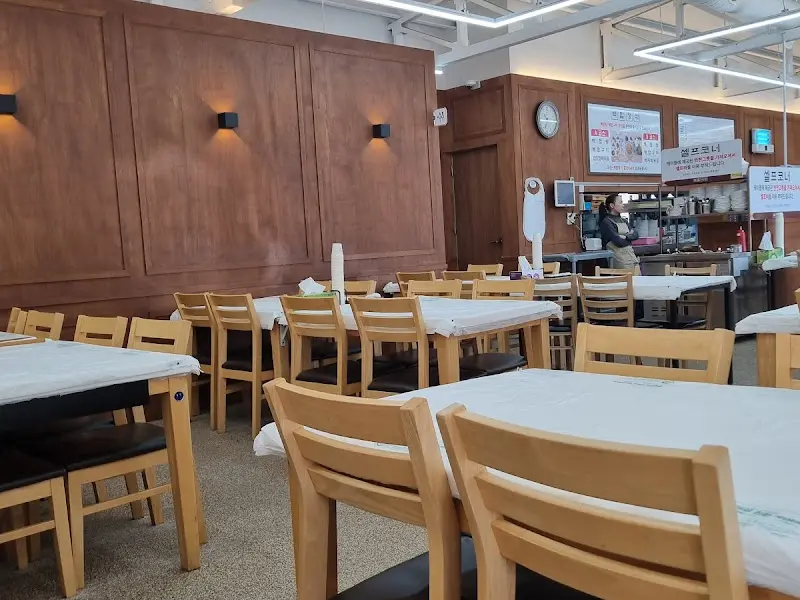 넓고 깔끔한 식당 내부