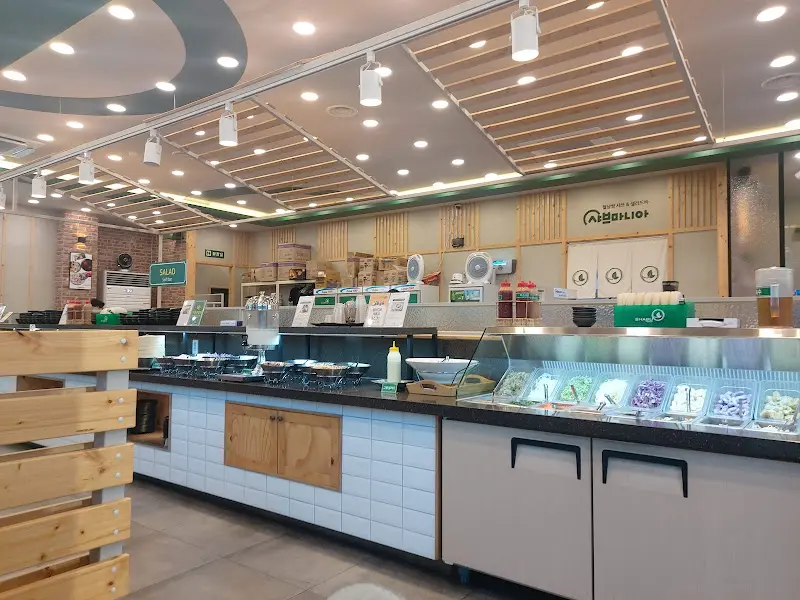 다양한 메뉴가 준비된 샐러드바