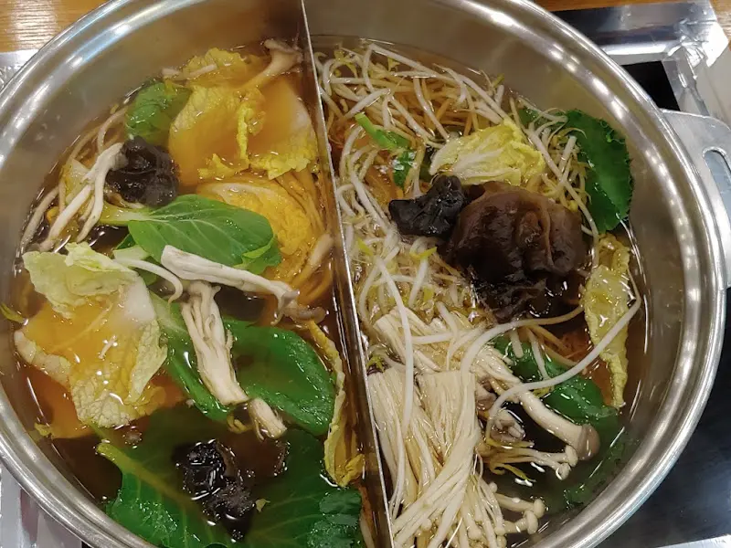 반반 육수에 끓인 샤브샤브