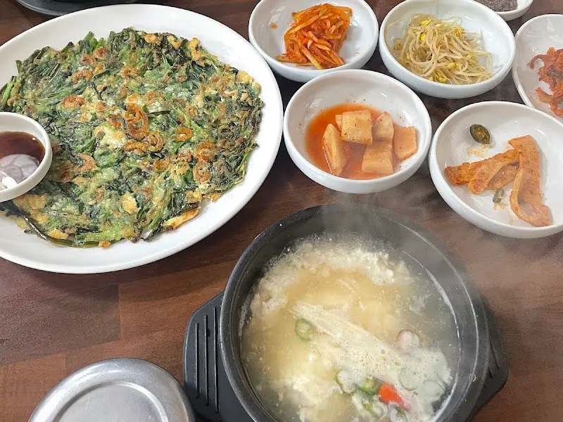 순두부 새우젓찌개와 부추전