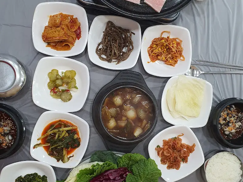 정갈하게 담겨 나온 밑반찬