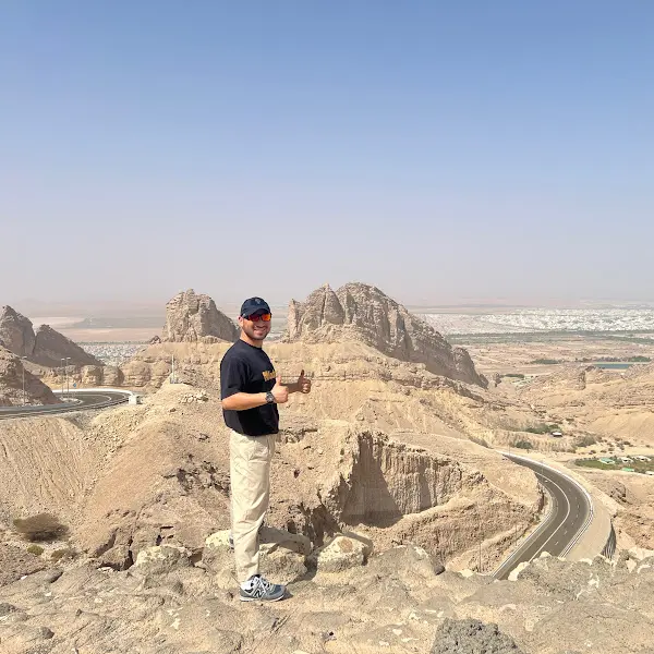 사막에서 포즈를 취하고 있는 남자