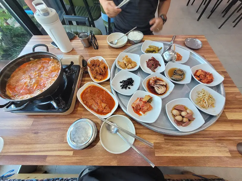 푸짐한 밑반찬이 한 상 가득 차려진 모습