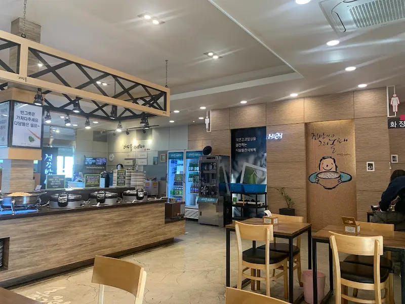 넓고 깔끔한 다담뜰 내부