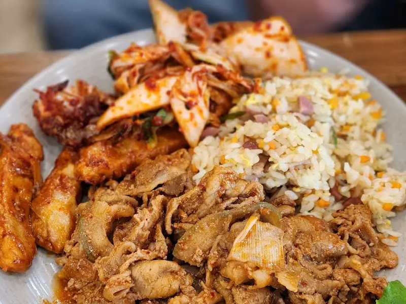 제육볶음과 볶음밥 한 접시