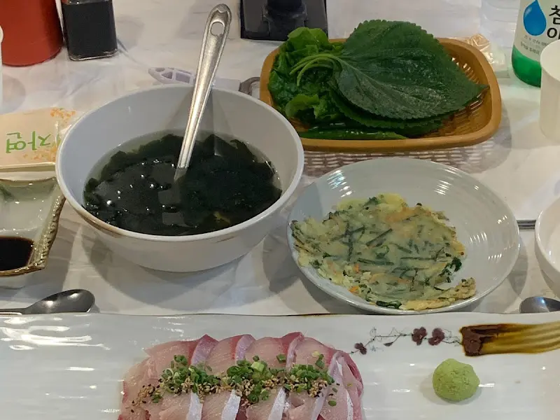 밑반찬이 차려진 테이블