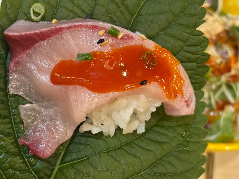 방어 한 점을 든 모습